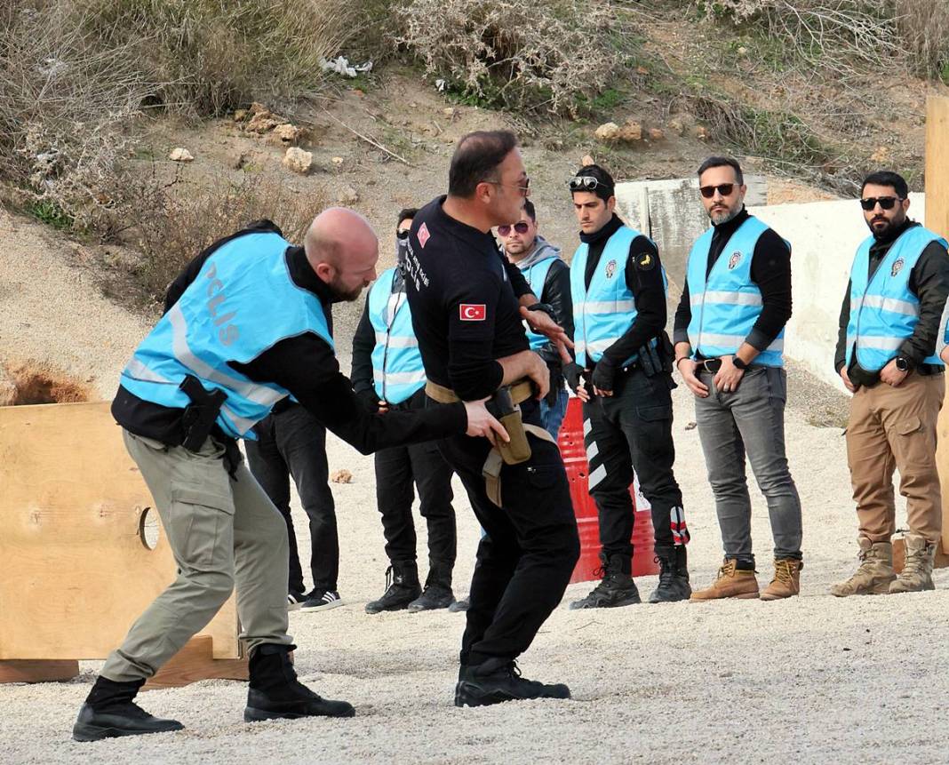 Yerli Lara Croft, karanlıkta hedefi 12'den vuruyor! Polis eğitmeni Nisa Aydın'ın müdahale teknikleri nefesleri kesiyor 32